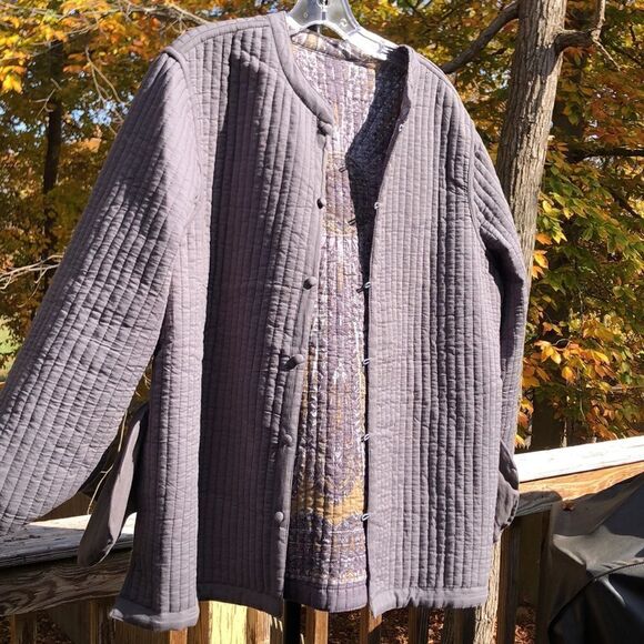 REVERSIBLE QUILTED lightweight jacket, pit to pit 24 1/2” Large Preworn - Picture 10 of 16